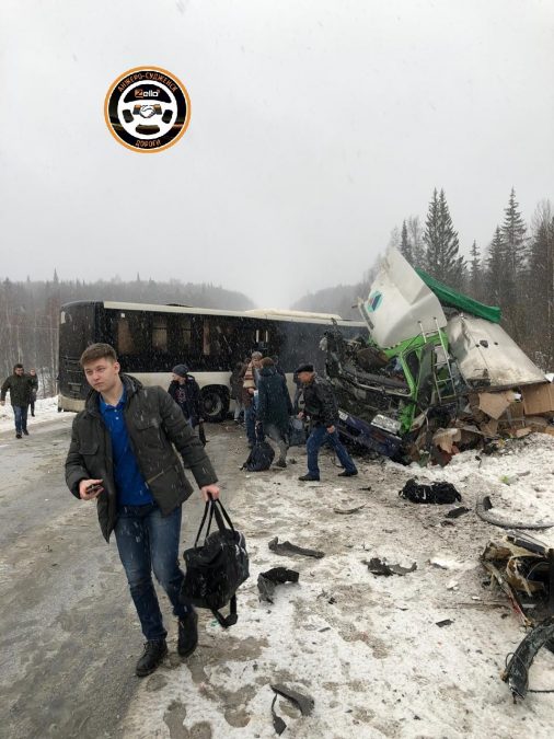 В Кузбассе на трассе произошло серьёзное ДТП с пассажирским автобусом