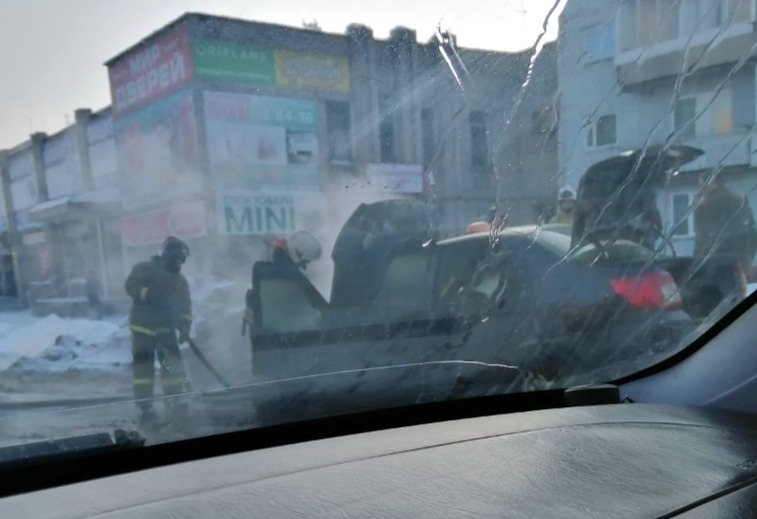 В Кузбассе на ходу загорелось такси