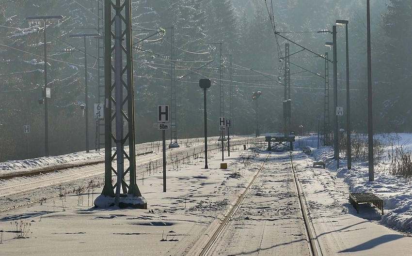 В Кузбассе полиция просит опознать сбитого поездом мужчину
