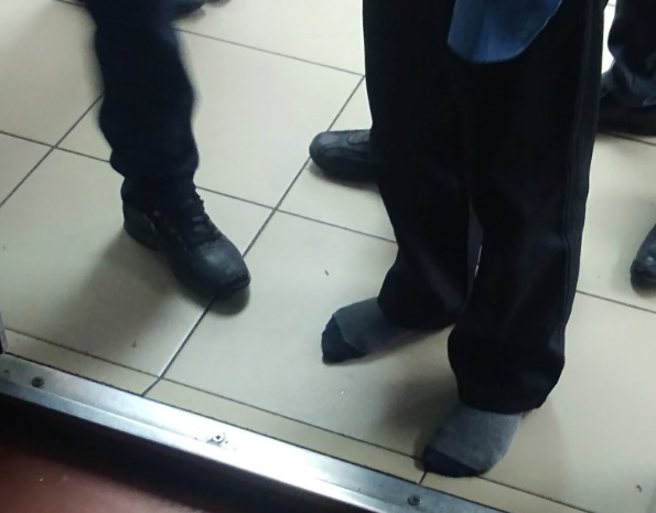В Кузбассе прокуратура начала проверку после публикации фото школьника в носках