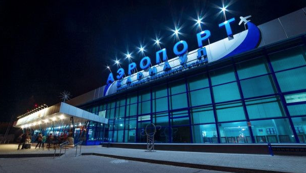 Виновник падения с трапа людей в сибирском аэропорту остался на свободе