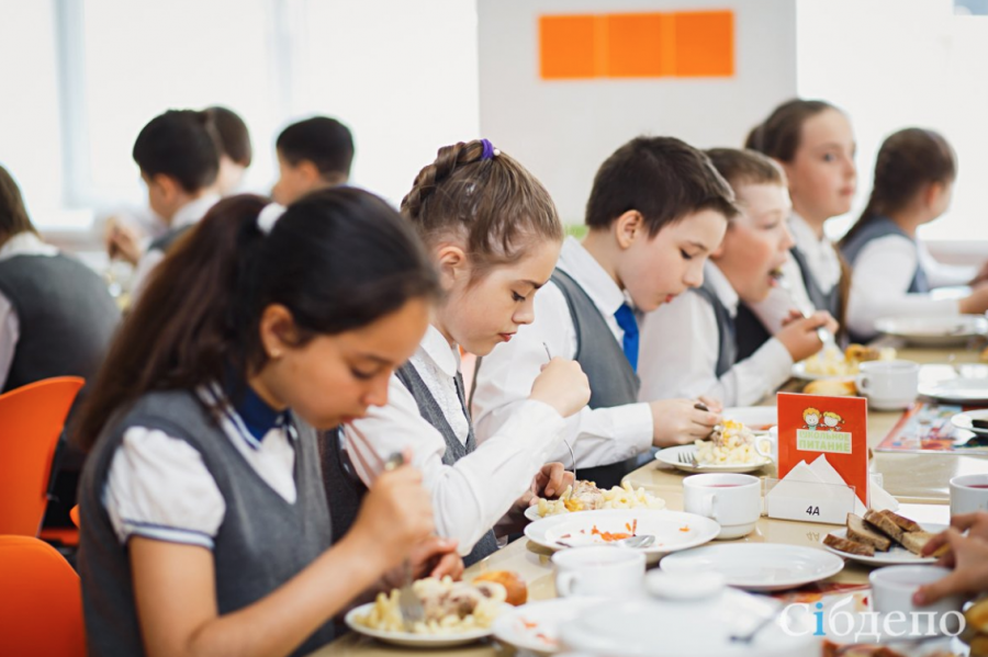 В кузбасской школе лишили завтраков детей из бедных семей