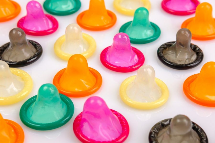 Эксперты обнаружили в презервативах цинк и спирт