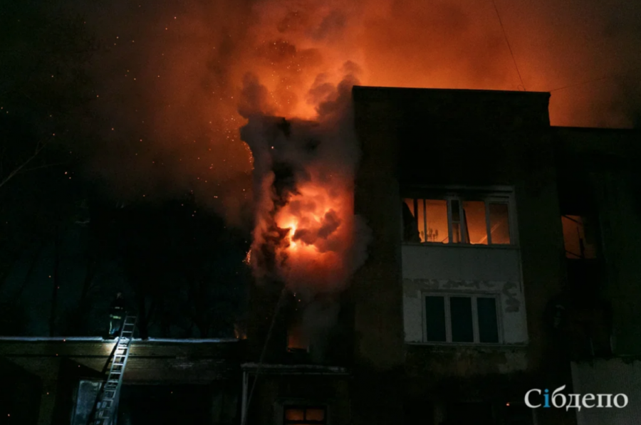 Около 40 человек эвакуировали из горящего дома в Кузбассе
