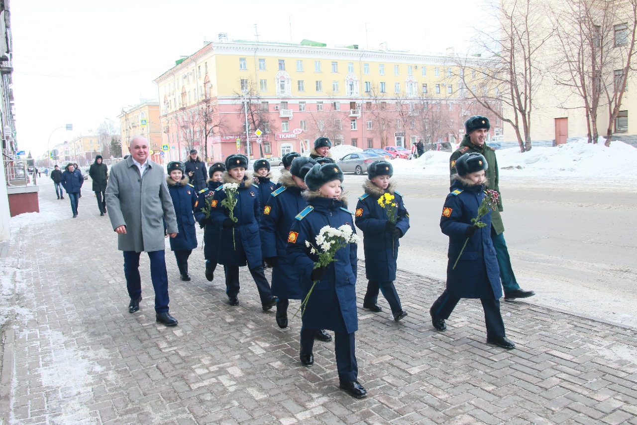 Губернатор Кузбасса и сотрудники ведомств необычно поздравили женщин с 8 марта