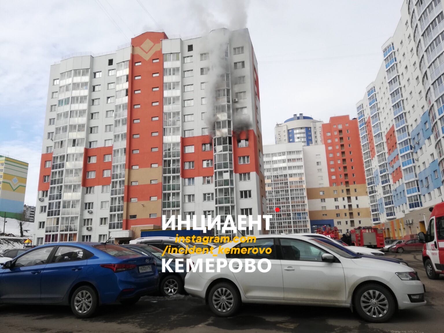 В Кемерове из горящей многоэтажки пожарные спасли 4 человек