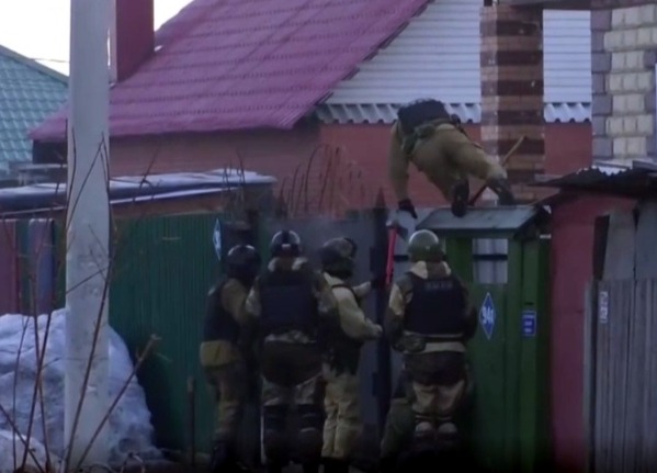 Видео: силовики штурмом взяли коттедж в Кемерове