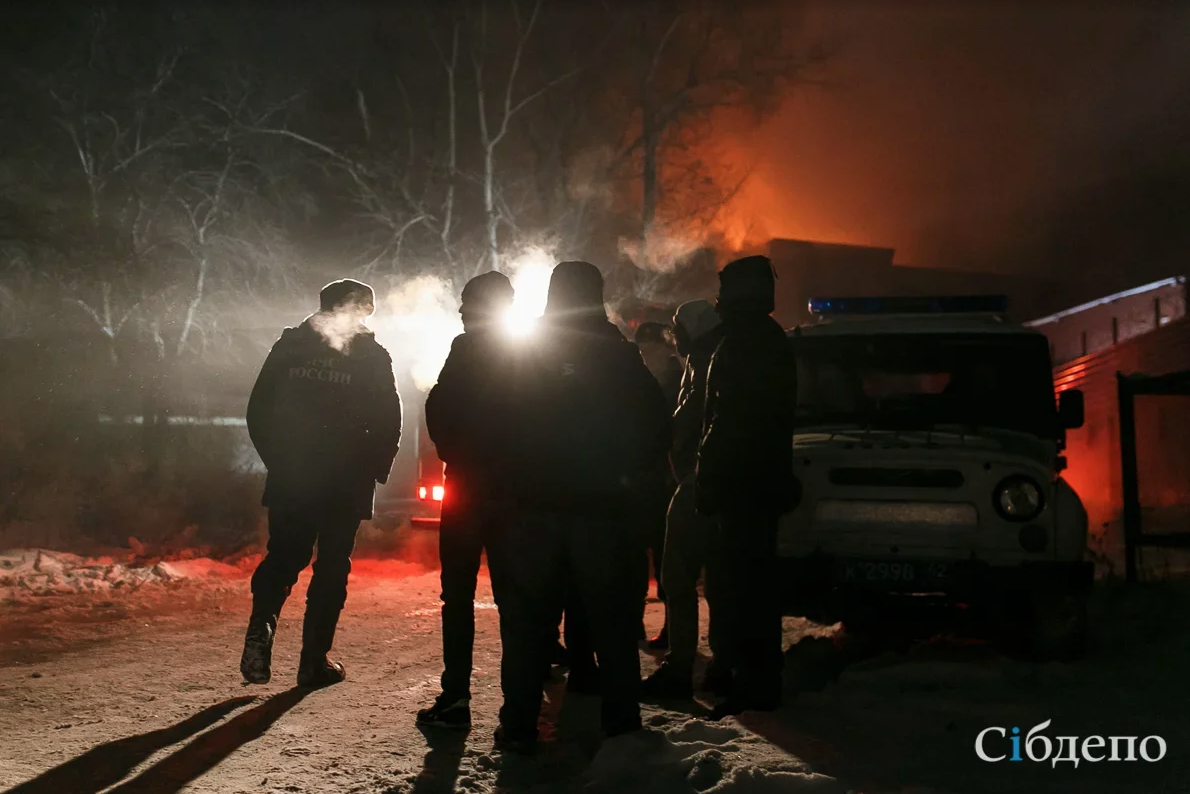 Пожар в анжеро судженске. КАМАЗ пожарный ночь. Сибдепо пожар в Кемерово. Горит КАМАЗ ночь. Сон пожар на улице.