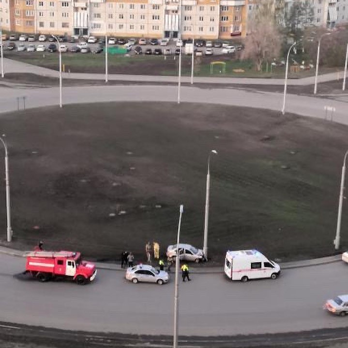 Водитель врезался в столб на проспекте Химиков в Кемерове