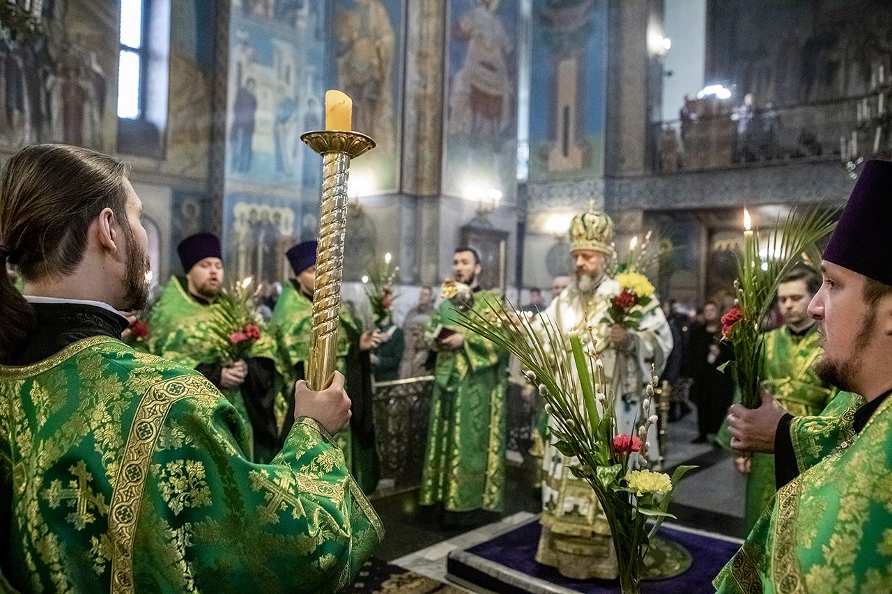 На Вербное воскресенье кемеровчане толпой пришли в Знаменский собор