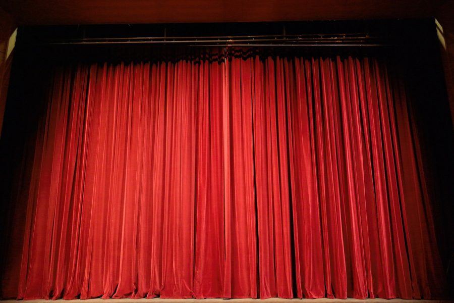 Театр начинается с комнаты: какие постановки можно будет посмотреть онлайн в ближайшее время?