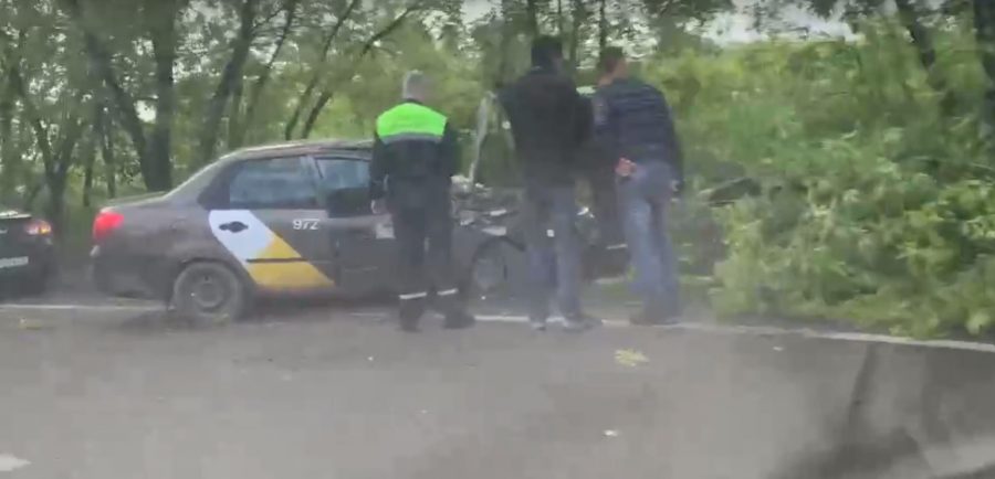 Видео: в Кемерове разбилось такси