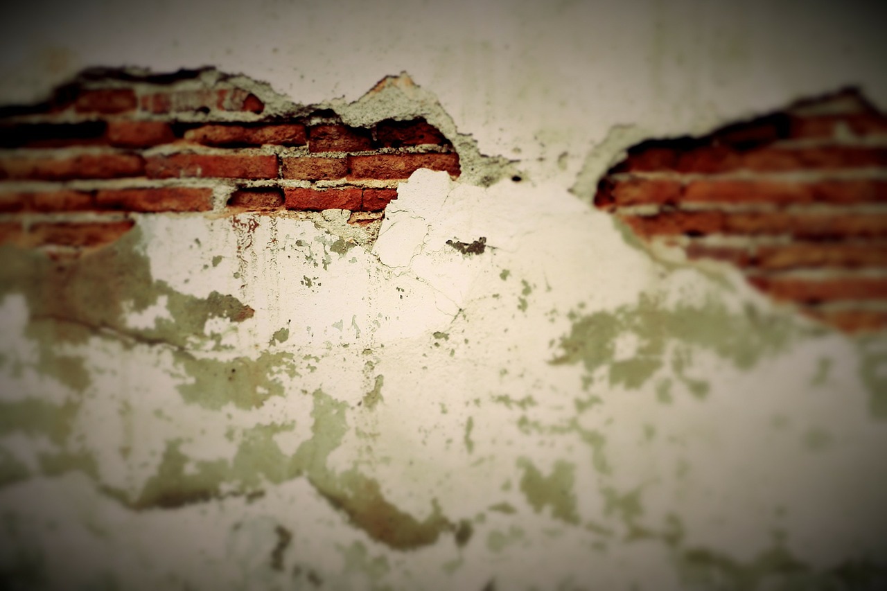 Из-за обрушения стены зернохранилища в Мариинском районе погибли двое
