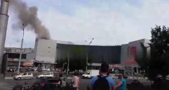 Видео: над кузбасским ТРЦ поднялся столб дыма