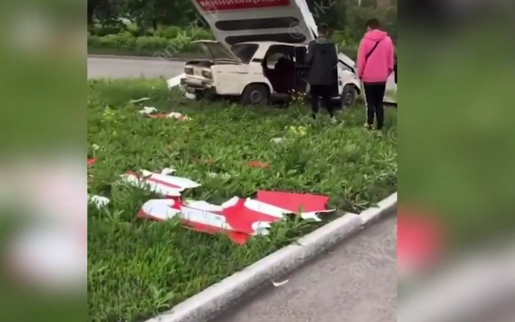 Видео: в Кузбассе компания молодёжи устроила эпичное ДТП на заправке