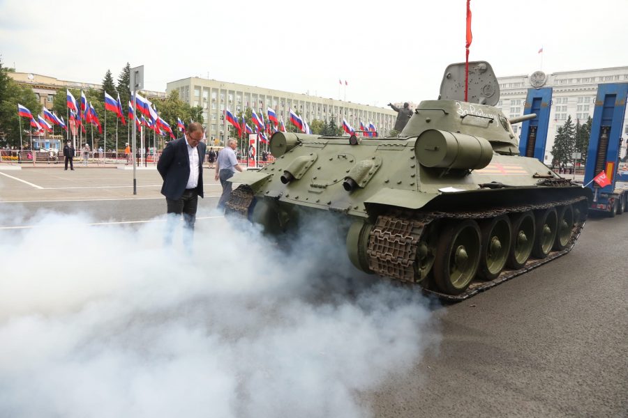Танки и грустный мэр: в Кемерове военная техника повредила новый асфальт
