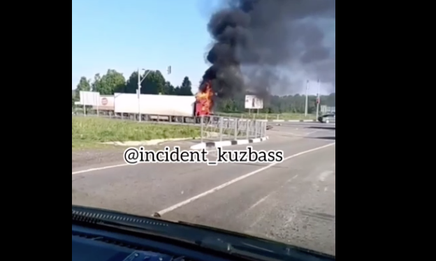 В Кузбассе водитель фуры заживо сгорел на трассе