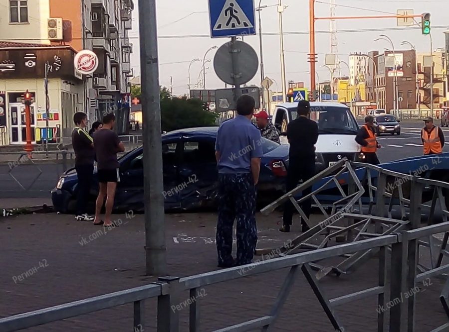 Снесли забор: в соцсетях появились фото ночной аварии в Кемерове