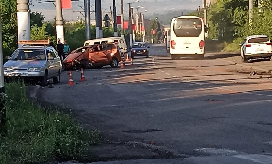 Фото 18 +: в Кузбассе пьяный водитель въехал в столб и погиб