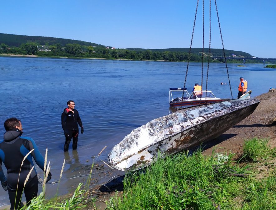Кемеровские спасатели достали со дна Томи опасную лодку