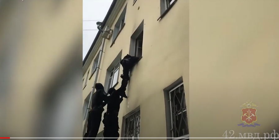 Видео: силовики штурмом взяли квартиру женщины в Новокузнецке