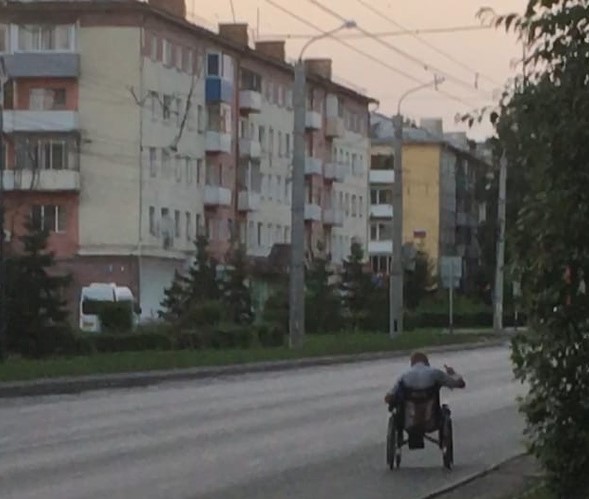 В Ленинске-Кузнецком инвалид катался по проезжей части и матерился