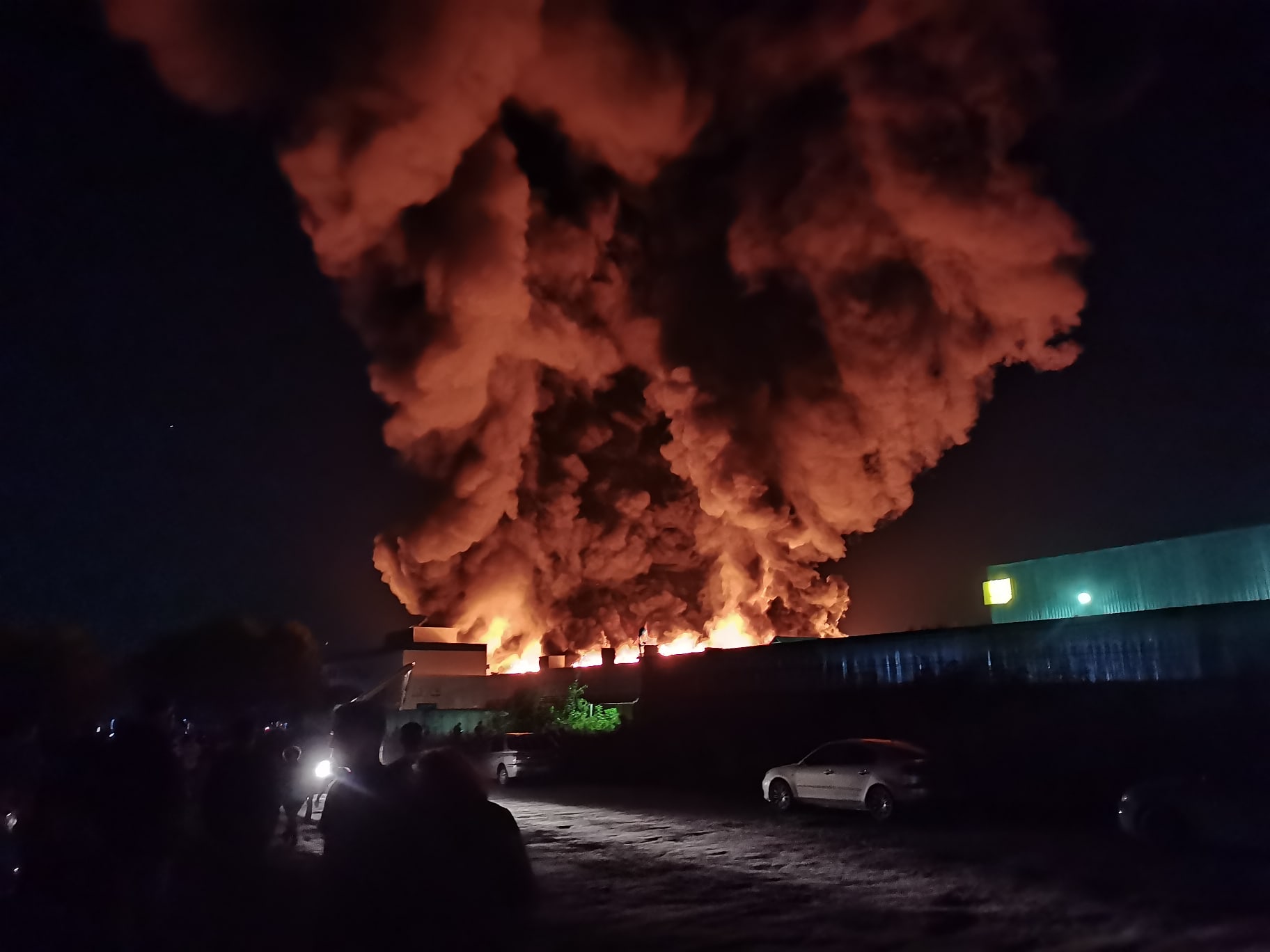 Видео: в Новосибирске произошёл страшный пожар на лакокрасочном складе