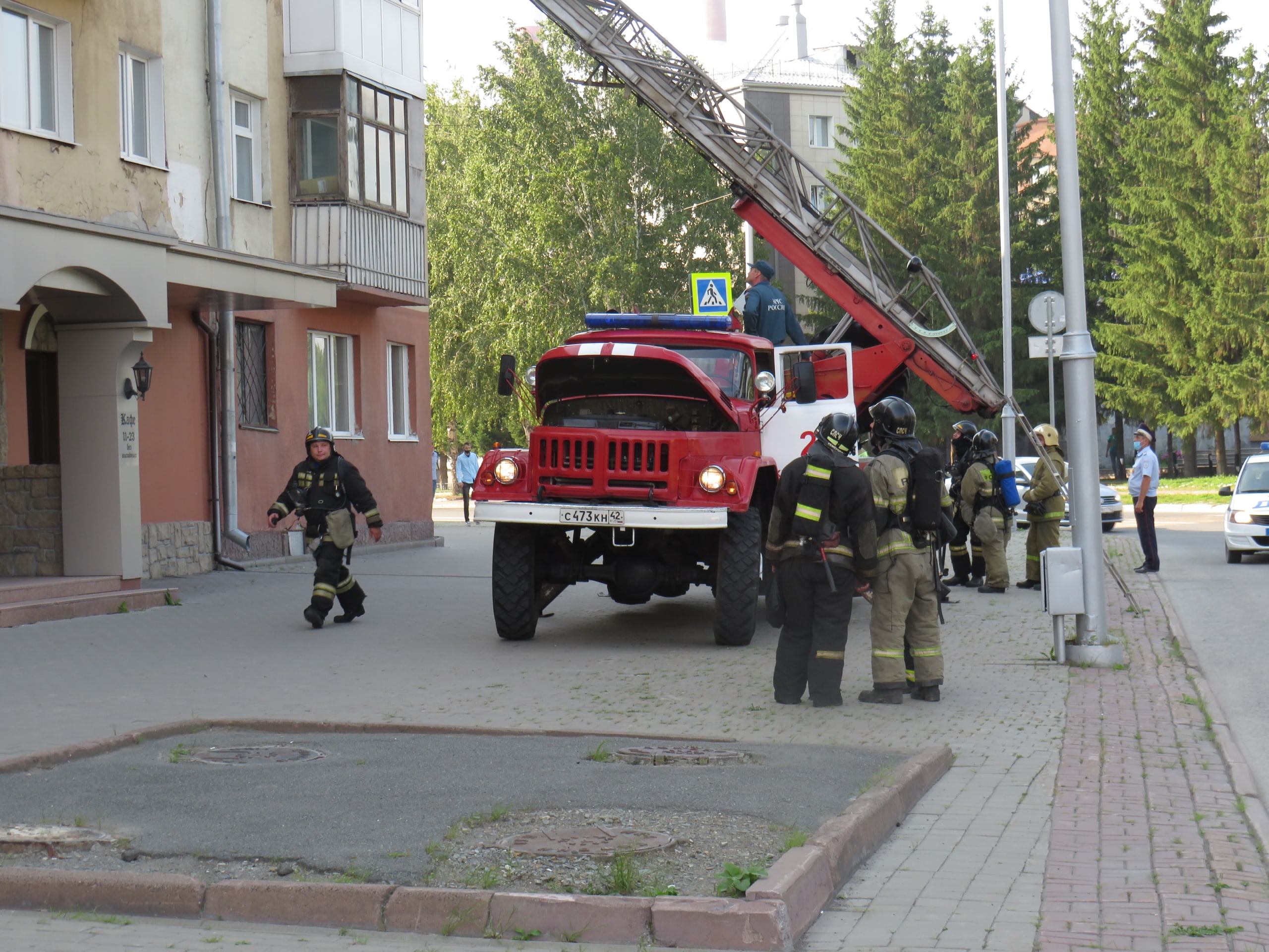 Фото: к кемеровчанину из-за подгоревшей пищи выехало несколько пожарных расчётов