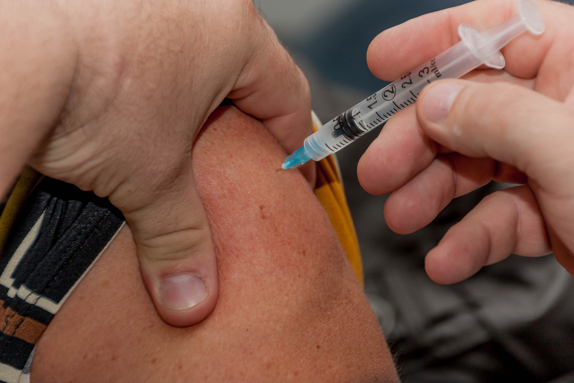 Массовая вакцинация россиян от коронавируса начнётся в октябре