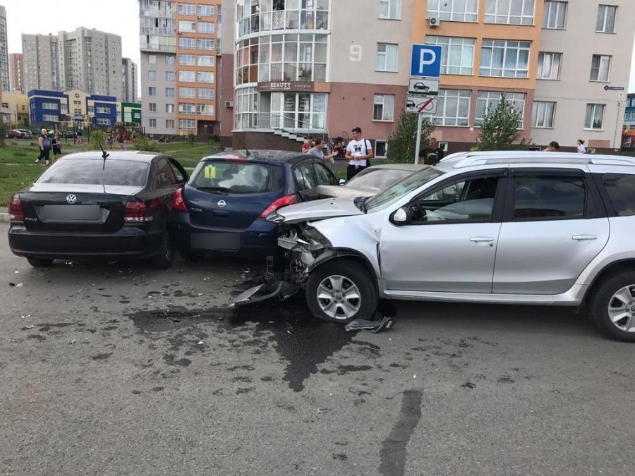 Сразу пять авто столкнулись в ДТП в Кемерове, есть пострадавшие