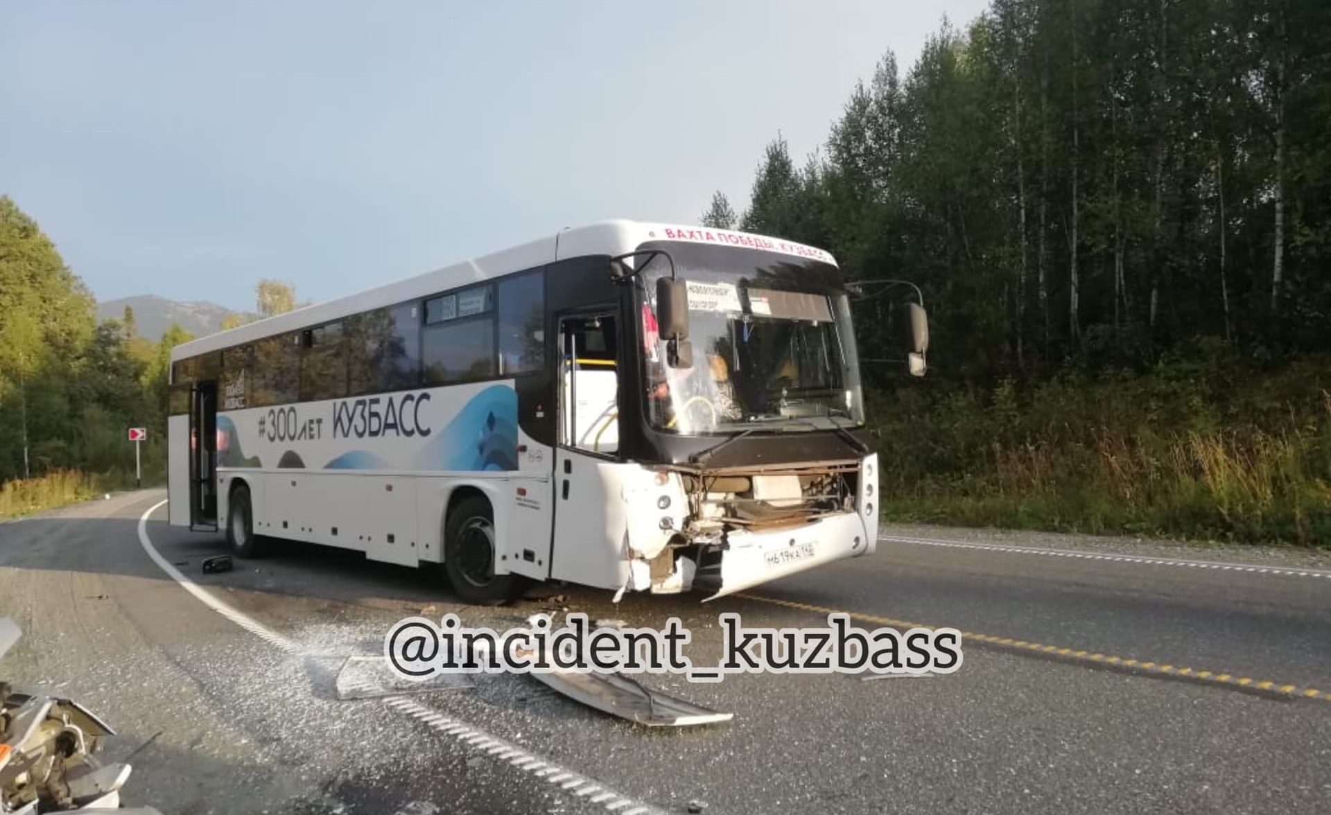 Пассажирский автобус и иномарка столкнулись на трассе в Кузбассе