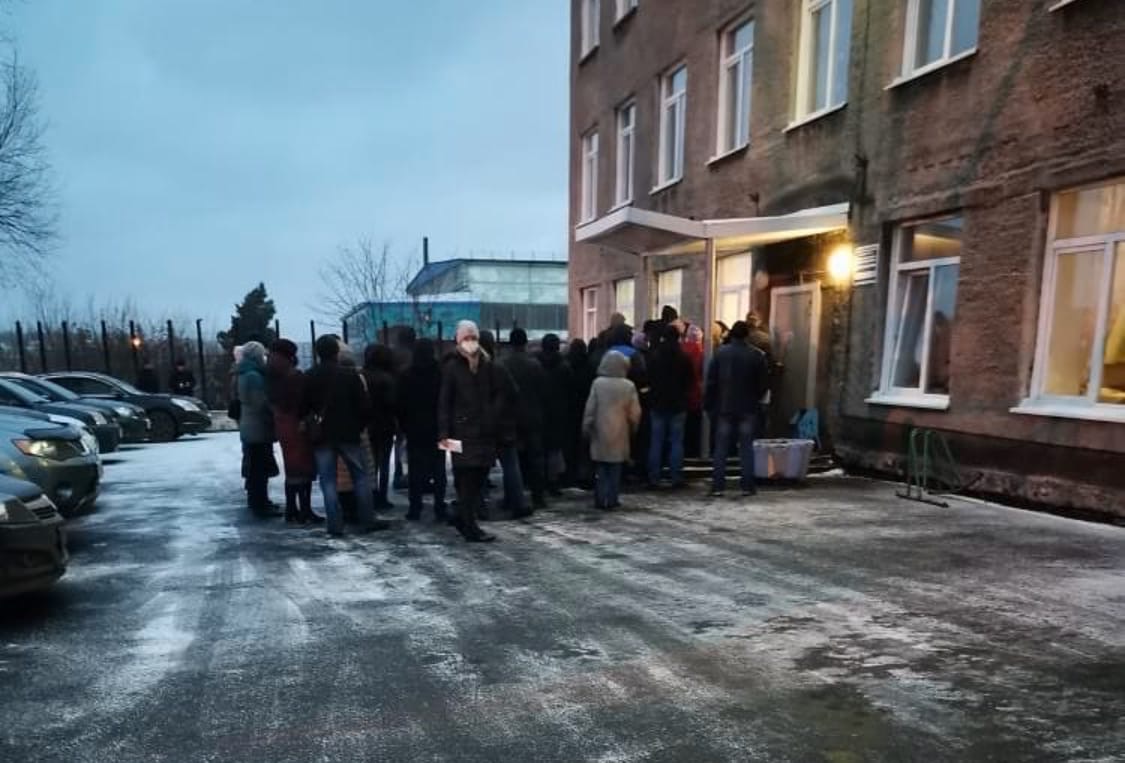 Фото: Кузбассовцы рассказали о уличных очередях в больницу
