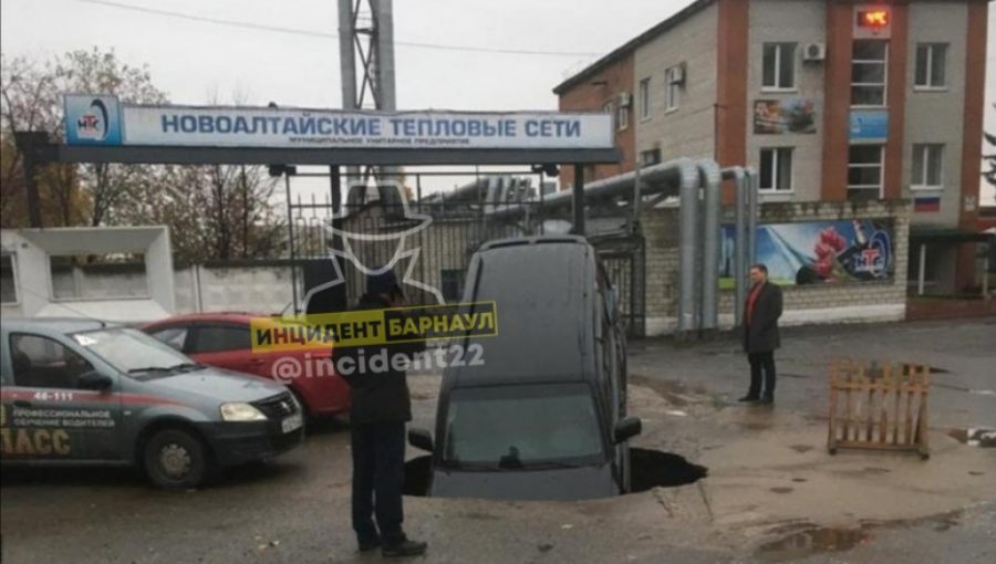 В Барнауле провалилось под землю авто директора «Новоалтайских тепловых сетей»