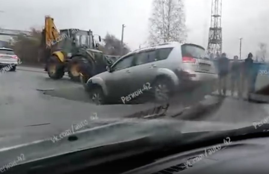 “Асфальт провалился”: в Кемерове автомобиль влетел в дорожную яму