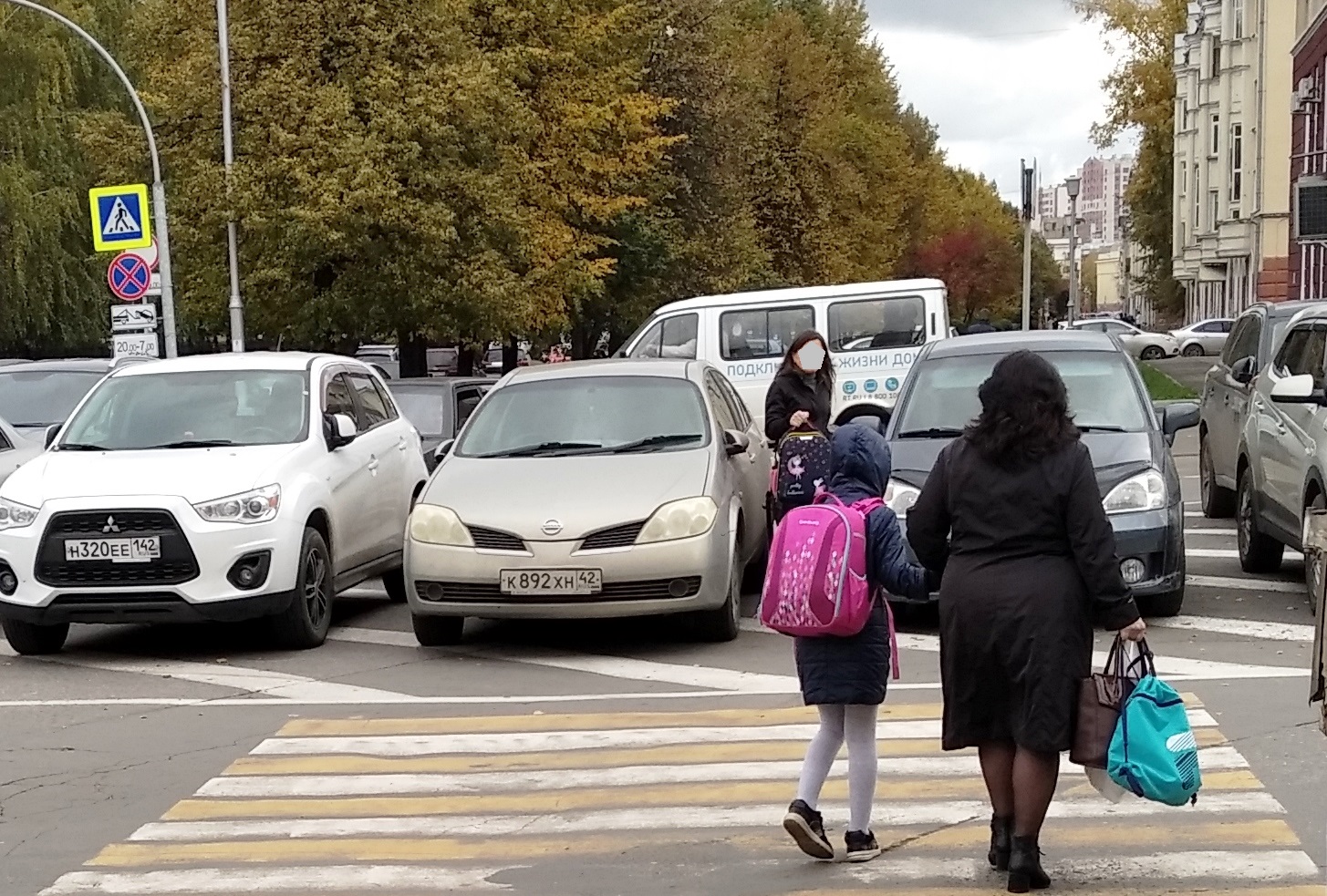 Куда делась бывшая. Автомобилисты против пешеходов. Кемерово пешеходный переход. Пешеход между машин. Пешеход гуляет.