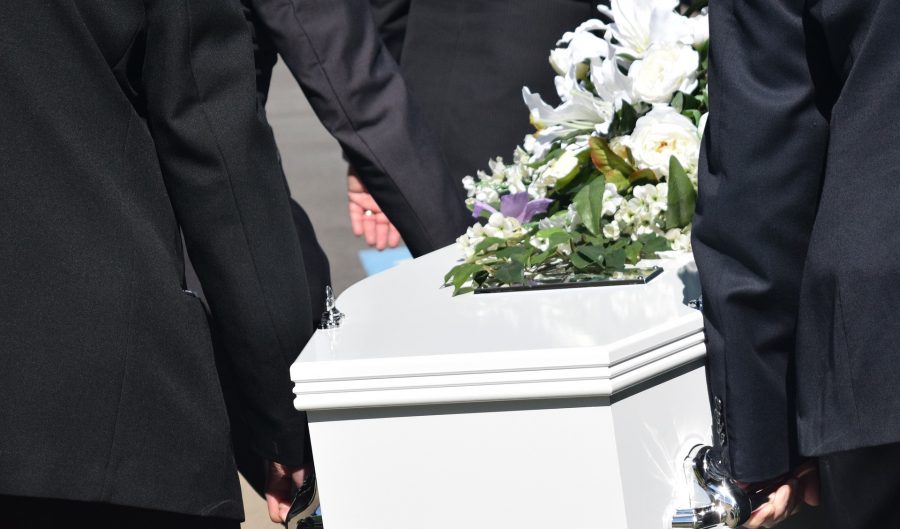 Живого пенсионера с COVID-19 похоронили в Кузбассе