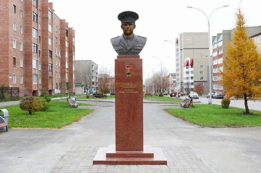 В Кемерове установлен памятник в честь героически погибшего офицера