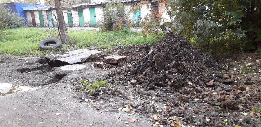 Коммунальщики затопили и засыпали грязью двор Ленинска-Кузнецкого