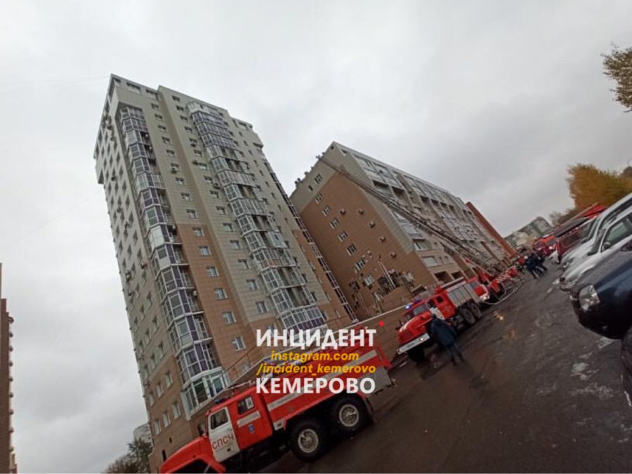 «Горят стены дома»: очевидцы сообщили о возгорании в кемеровской многоэтажке