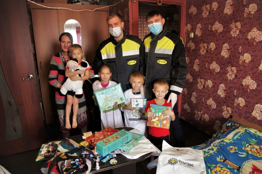 Волонтеры СУЭК в рамках движения #МыВместе вручают подарки детям из малообеспеченных семей