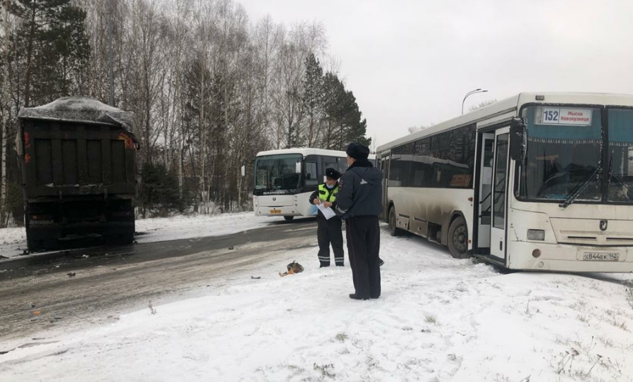 В Кузбассе автобус с пассажирами врезался в грузовик