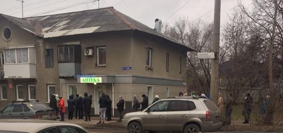 В Кемерове возле аптеки собралась огромная очередь