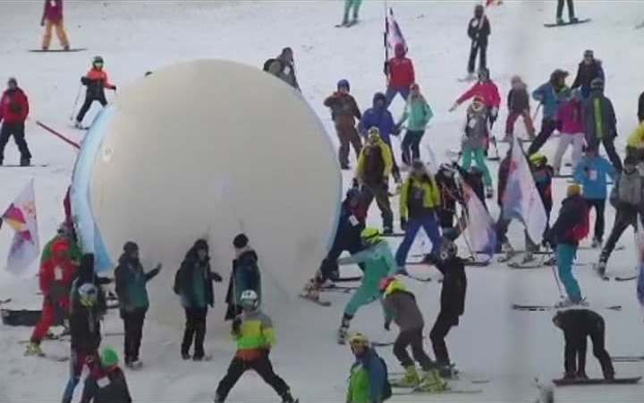 Массовым спуском лыжников открылся горнолыжный сезон в Шерегеше